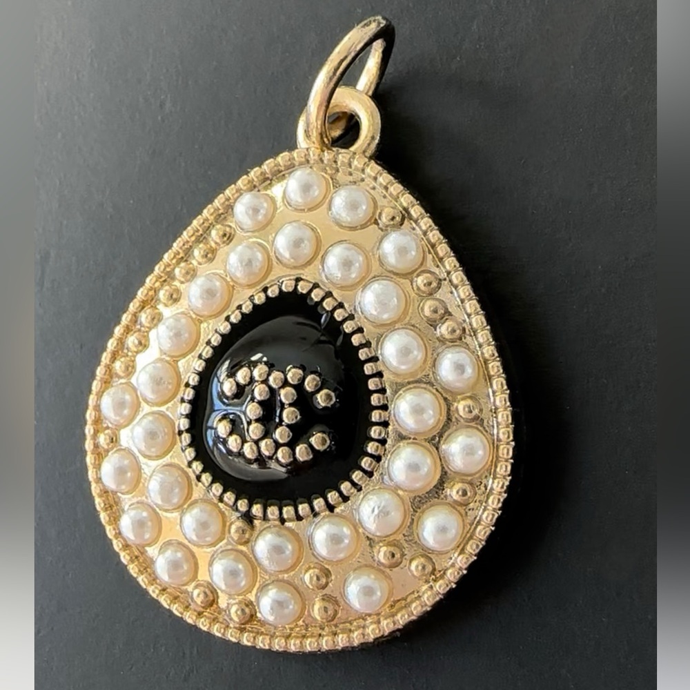 VINTAGE AUTHENTIC CHANEL PEARL BEAD CC BLACK AND GOLD TONE ZIPPER PULL PENDANT - Picture 2 of 6